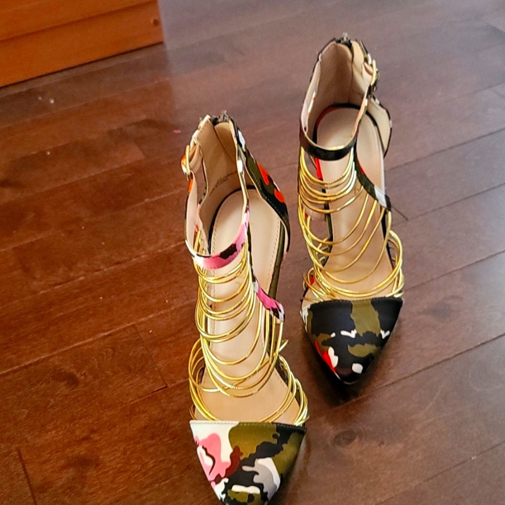 Beautiful camou heels in 8.5 by LILIANA